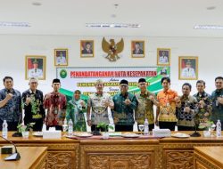Bupati Pesisir Barat Hadiri Penandatanganan MoU Pengadilan Agama Krui dan Pemkab Pesisir Barat