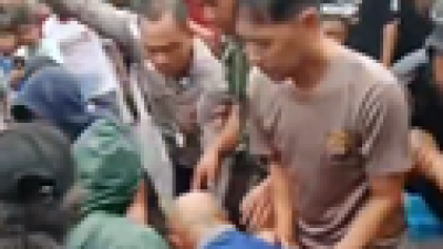 Warga Simpang Gadis Kepung Terduga Pencuri Motor yang Bersembunyi di Gorong-gorong