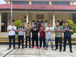 Barakuda Krui Gelar Jum’at Berkah, Bagikan 150 Paket Makanan di Masjid Al Khottob