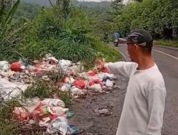 Jelang Idul Fitri, Tumpukan Sampah di Pinggir Jalan Nasional Pekon Way Semangka Dikeluhkan Warga