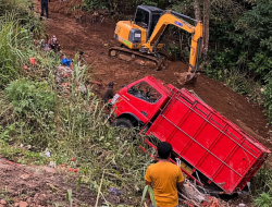 Cuaca Buruk, Truk Bermuatan Tomat Terjun ke Jurang di Jalan Nasional Lampung Barat