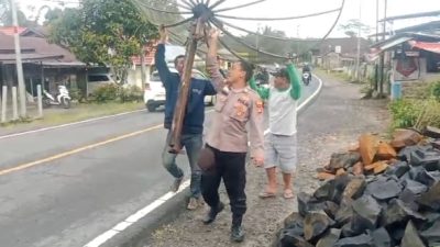 Polsek Sekincau Gotong Royong Bersama Warga Giham Balak, Bantu Pembongkaran Rumah Warga