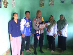 Wujud Kepedulian, Bhabinkamtibmas Pekon Pampangan Jenguk Bayi Penderita Hidrosefalus